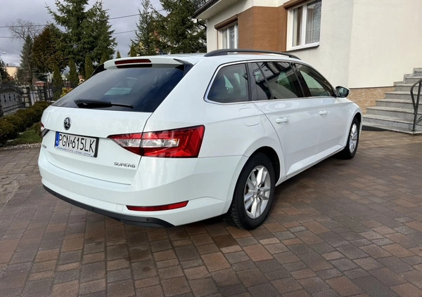 Skoda Superb cena 69999 przebieg: 85000, rok produkcji 2017 z Nysa małe 232